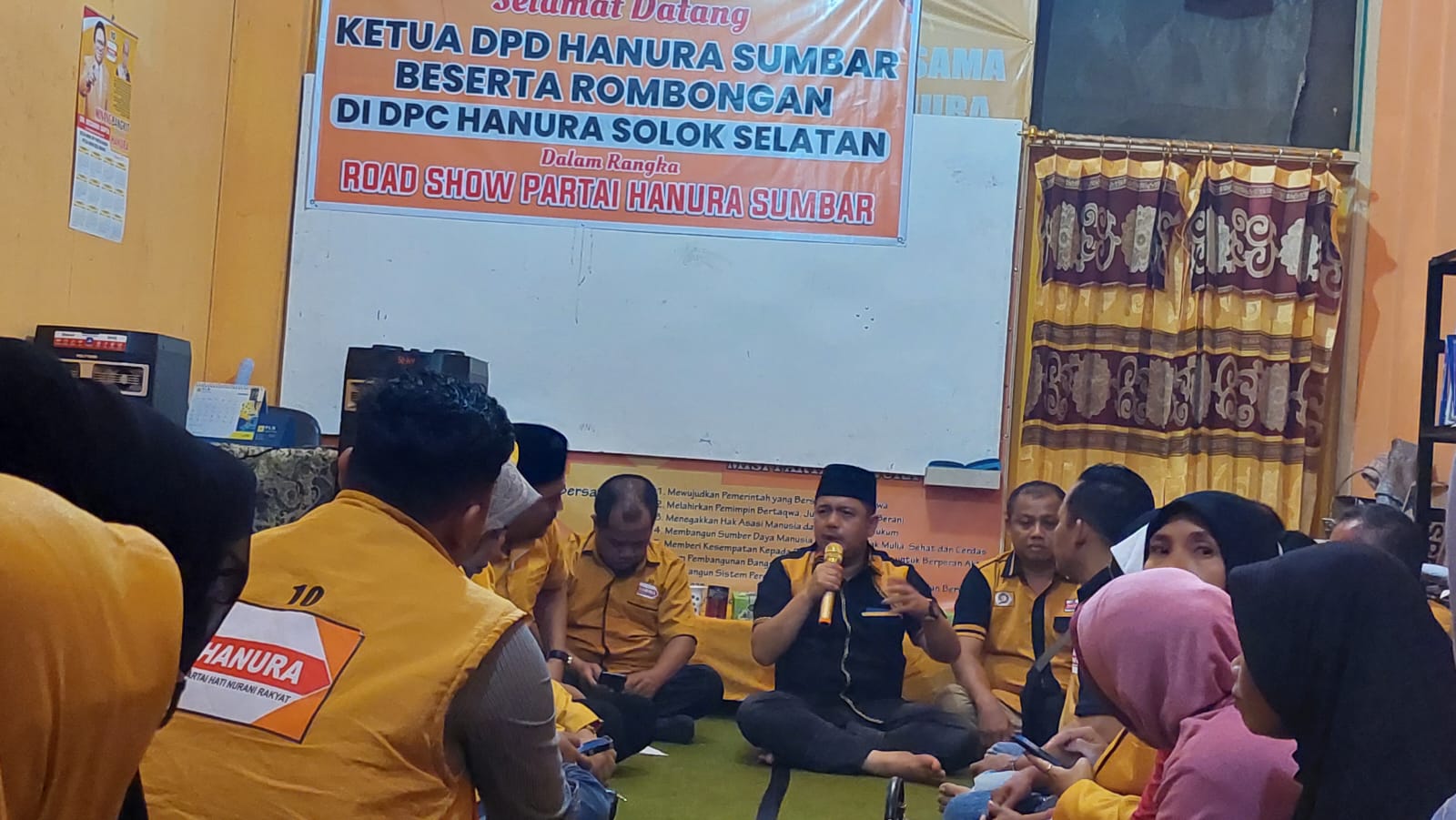 Ketua DPD Hanura Sumatera Barat (Sumbar), Febby Dt. Bangso dihadapan pengurus DPC Hanura Kabupaten Solok Selatan dalam lanjutan roadshow DPD Hanura Sumbar  